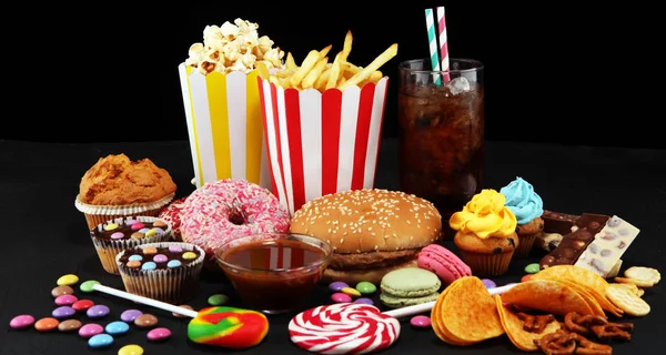 Ohälsosamma produkter. mat dålig för figur, hud, hjärta och tänder. — Stockfoto