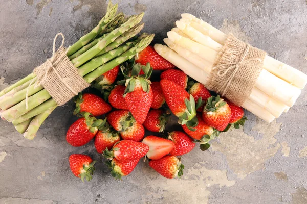 Espárragos blancos y verdes con fresas — Foto de Stock