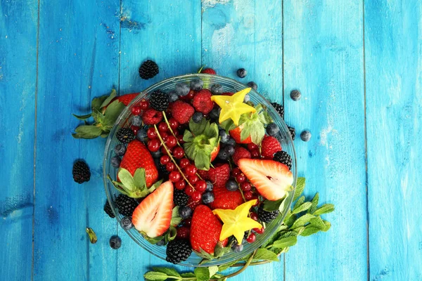 Salada com frutas frescas e bagas. salada de frutas saudáveis primavera — Fotografia de Stock