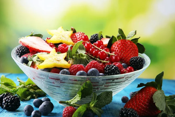 Ensalada con frutas frescas y bayas. ensalada de frutas de primavera saludable — Foto de Stock