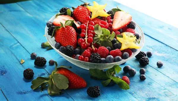 Saláta, friss gyümölcsök és bogyók. egészséges tavaszi gyümölcssaláta — Stock Fotó