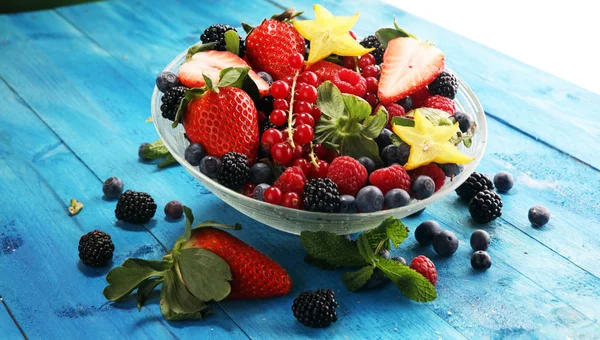 Salade de fruits frais et de baies. salade de fruits de printemps saine — Photo