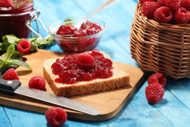 Tost ekmeği ile ev yapımı ahududu reçel veya marmelat tablo se