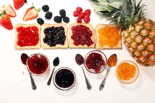 Surtido de mermeladas, bayas de temporada, ciruelas, menta y frutas en — Foto de Stock