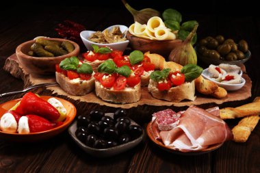 İtalyan antipasti şarap aperatifler küme. Peynir çeşitli, Mediterranean