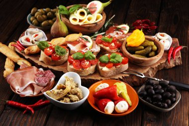 İtalyan antipasti şarap aperatifler küme. Peynir çeşitli, Mediterranean