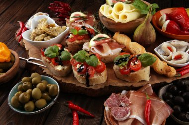 İtalyan antipasti şarap aperatifler küme. Peynir çeşitli, Mediterranean
