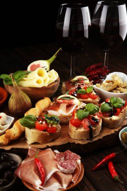 İtalyan antipasti şarap aperatifler küme. Peynir çeşitli, Mediterranean
