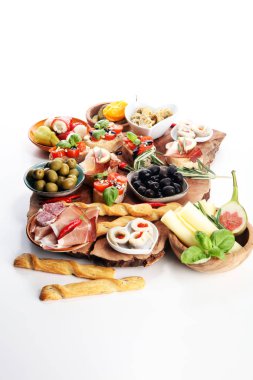 İtalyan antipasti şarap aperatifler küme. Peynir çeşitli, Mediterranean