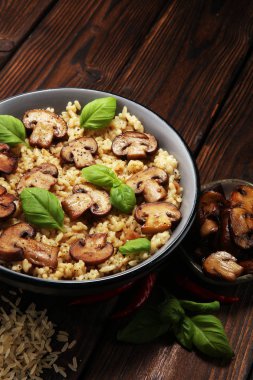 Risotto mantar, taze otlar ve parmesan peyniri ile