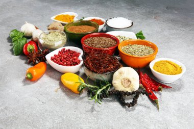 Baharat ve otlar masada. Yemek ve mutfak malzemeleri.
