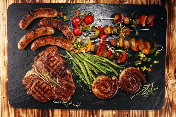 Gesorteerd heerlijk gegrild vlees met groente op een barbecue met — Stockfoto