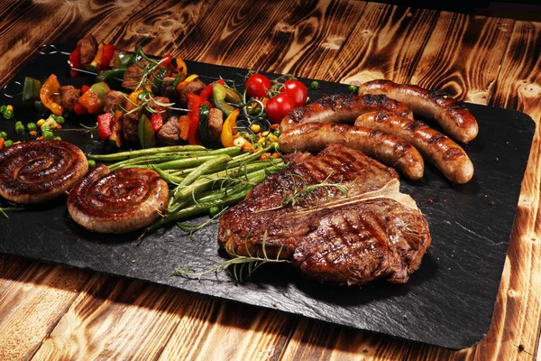 Gesorteerd heerlijk gegrild vlees met groente op een barbecue met — Stockfoto