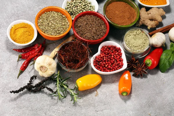 Especias y hierbas en la mesa. Comida e ingredientes de cocina . —  Fotos de Stock