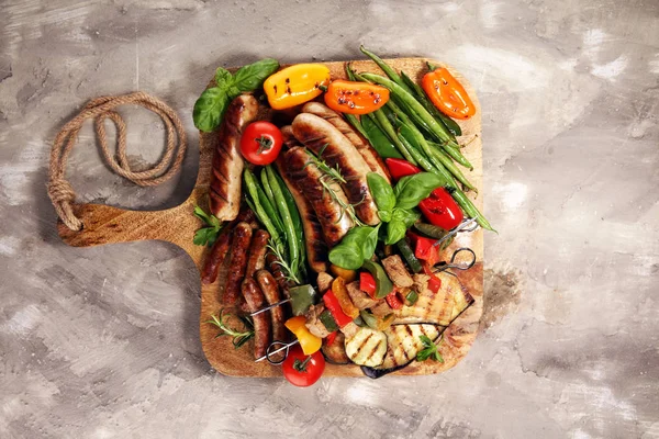 Geassorteerde heerlijk gegrilde vlees met groente op een barbecue. GR — Stockfoto
