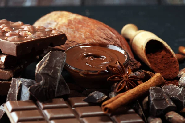 Cioccolato fondente o cioccolato fuso con un vortice di cioccolato e — Foto Stock