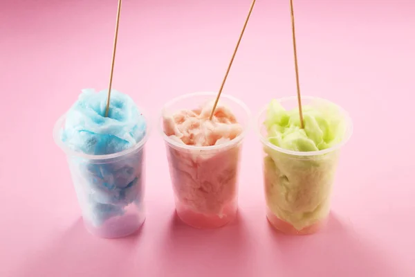 Kolorowe nici z bawełny cukrowej. słodki partii żywności w kolorze różowym i zielonym — Zdjęcie stockowe