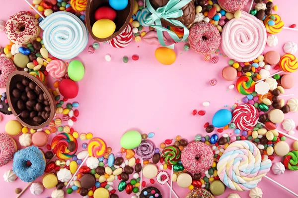 Caramelos de Pascua con gelatina y azúcar. colorido arreglo de diferentes —  Fotos de Stock