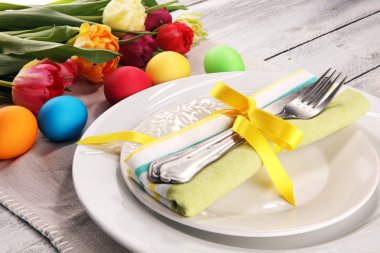 Bayram masa ayarı Paskalya için çatal, bıçak ve lale üzerinde t