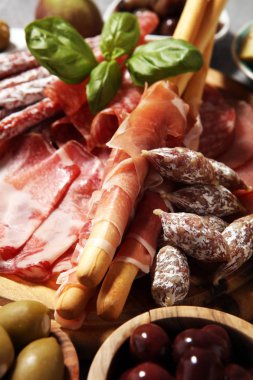 İtalyan antipasti şarap aperatifler küme. Peynir çeşitli, Mediterranean