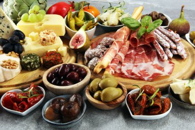 İtalyan antipasti şarap aperatifler küme. Peynir çeşitli, Mediterranean