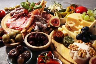 İtalyan antipasti şarap aperatifler küme. Peynir çeşitli, Mediterranean
