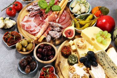 İtalyan antipasti şarap aperatifler küme. Peynir çeşitli, Mediterranean