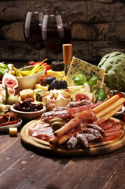İtalyan antipasti şarap aperatifler küme. Peynir çeşitli, Mediterranean