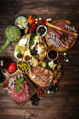 İtalyan antipasti şarap aperatifler küme. Peynir çeşitli, Mediterranean