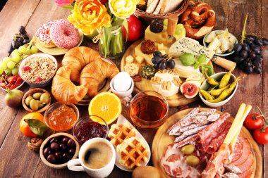 masada ekmek buns, kruvasan, kahve ve yumurta ile Kahvaltı