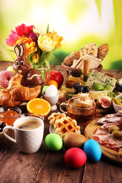 Desayuno en la mesa con panecillos, croissants, café y huevos — Foto de Stock
