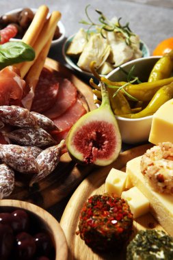 İtalyan antipasti şarap aperatifler küme. Peynir çeşitli, Mediterranean