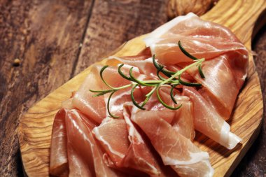 İtalyan prosciutto Crudo veya Jamon biberiye ile. Pas üzerinde ham jambon