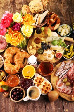 masada ekmek buns, kruvasan, kahve ve yumurta ile Kahvaltı