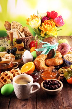 masada ekmek buns, kruvasan, kahve ve yumurta ile Kahvaltı