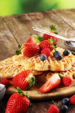 Waffle. Taze meyve ve toz ile geleneksel Belçikalı Waffle 