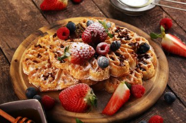 Waffle. Taze meyve ve toz ile geleneksel Belçikalı Waffle 