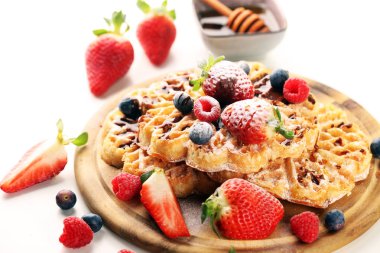 Waffle. Taze meyve ve toz ile geleneksel Belçikalı Waffle 