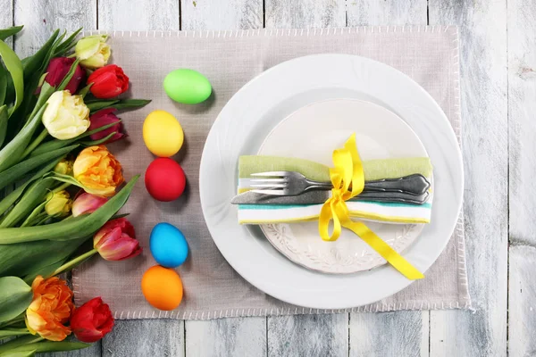 Feestelijke tafel setting voor Pasen met vork, mes en tulp op t — Stockfoto