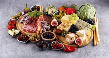 İtalyan antipasti şarap aperatifler küme. Peynir çeşitli, Mediterranean