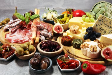 İtalyan antipasti şarap aperatifler küme. Peynir çeşitli, Mediterranean