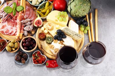 İtalyan antipasti şarap aperatifler küme. Peynir çeşitli, Mediterranean