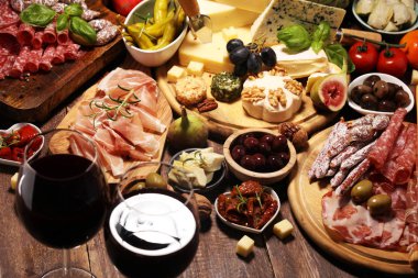 İtalyan antipasti şarap aperatifler küme. Peynir çeşitli, Mediterranean