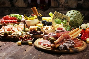 İtalyan antipasti şarap aperatifler küme. Peynir çeşitli, Mediterranean