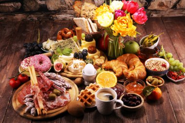 masada ekmek buns, kruvasan, kahve ve yumurta ile Kahvaltı