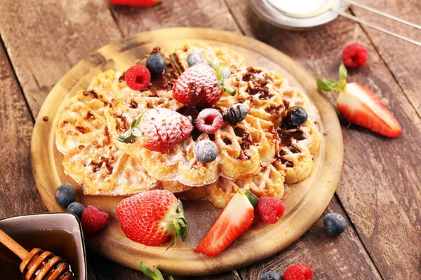 Waffle. Gofres belgas tradicionales con fruta fresca y polvo — Foto de Stock