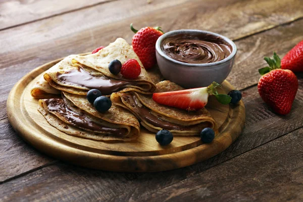 Leckere hausgemachte Crêpes mit Schokolade oder Pfannkuchen mit — Stockfoto