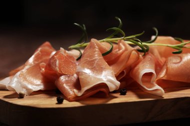 İtalyan prosciutto Crudo veya Jamon biberiye ile. Pas üzerinde ham jambon