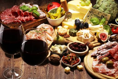 İtalyan antipasti şarap aperatifler küme. Peynir çeşitli, Mediterranean