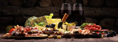 İtalyan antipasti şarap aperatifler küme. Peynir çeşitli, Mediterranean